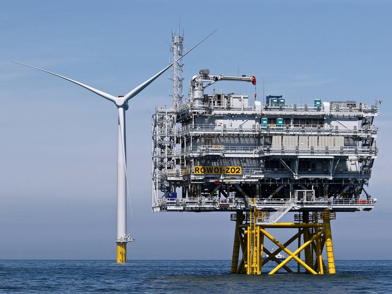 Building rig next to offshore wind turbine being built